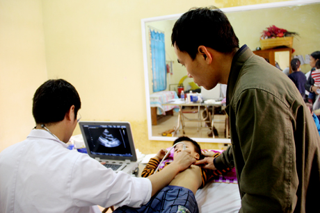 Bác sĩ của Chương trình Nhịp tim Việt Nam khám sàng lọc tim bẩm sinh cho trẻ em trên địa bàn tỉnh.
