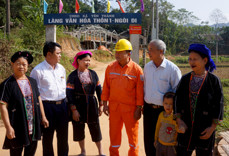 Lãnh đạo và cán bộ Điện lực Yên Bình chia sẻ niềm vui có điện thắp sáng với người dân thôn 1 - Ngòi Di, xã Yên Thành.