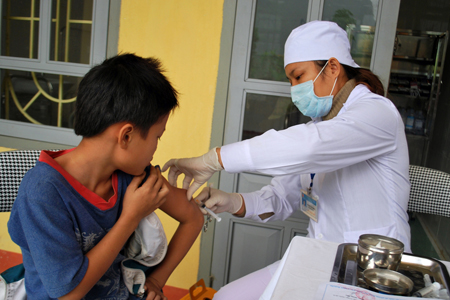 Cán bộ Trạm Y tế xã Minh Xuân, huyện Lục Yên tiêm phòng bệnh cho trẻ em.