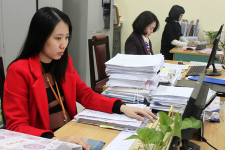 Cán bộ Phòng Lao động - Thương binh và Xã hội thành phố Yên Bái thẩm định danh sách cấp thẻ BHYT năm 2018 do các xã, phường chuyển đến.
