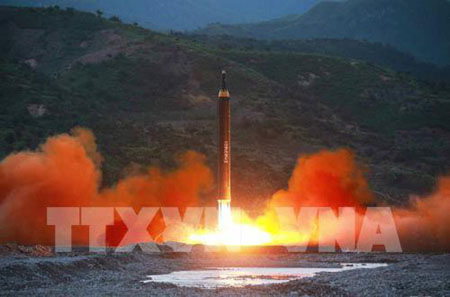 Tên lửa đạn đạo Hwasong-12 được phóng từ một địa điểm bí mật ngày 14/5.