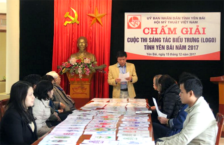 Ban tổ chức chấm giải cuộc thi cuộc thi sáng tác biểu trưng (logo) tỉnh Yên Bái năm 2017.