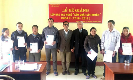 Lãnh đạo Hội  Người mù và lãnh đạo Hội Đông y tỉnh Yên Bái trao bằng chứng chỉ đào tạo nghề cho các học viên tham gia.
