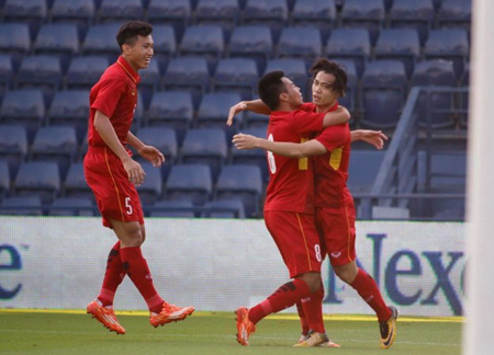 Niềm vui của các cầu thủ U23 Việt Nam sau khi Công Phượng ghi bàn.