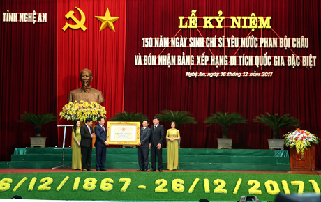 Phó Thủ tướng trao Bằng xếp hạng Di tích quốc gia đặc biệt cho Khu lưu niệm Phan Bội Châu.
