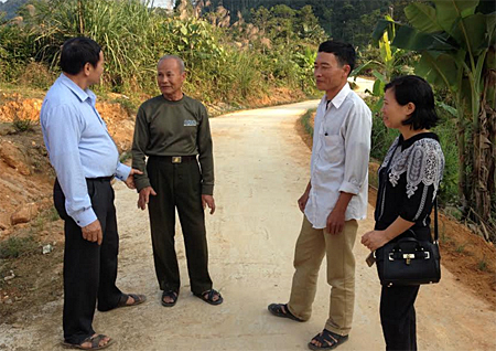Cán bộ lãnh đạo xã Hưng Khánh trao đổi với người dân thôn Khe Năm về kinh nghiệm huy động nguồn lực kiên cố đường giao thông nông thôn.
