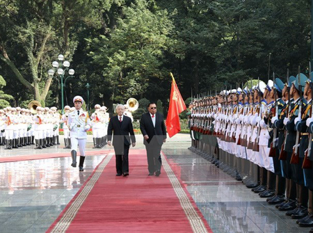 Tổng Bí thư Nguyễn Phú Trọng và Tổng Bí thư, Chủ tịch nước Lào Bounnhang Vorachith duyệt Đội danh dự Quân đội nhân dân Việt Nam tại Lễ đón.