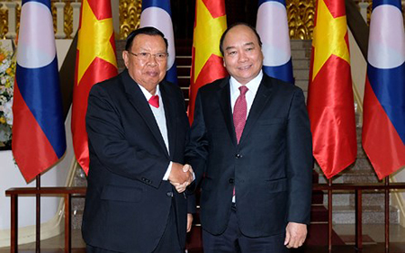 Thủ tướng Nguyễn Xuân Phúc hội kiến Tổng Bí thư Lào  Bounnhang Vorachit.