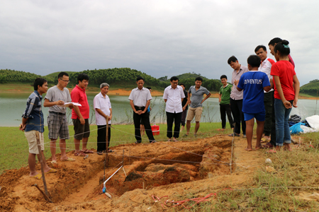 Lãnh đạo Bảo tàng tỉnh, Hội Khoa học Lịch sử tỉnh thăm khu khai quật khu di tích chùa Đồng Tanh, xã Phúc An, huyện Yên Bình.