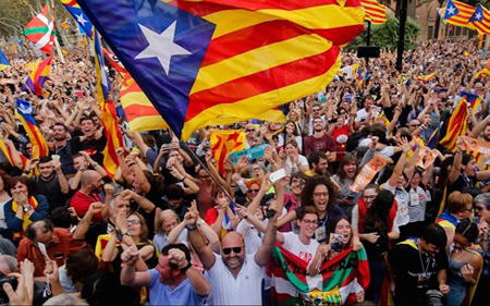 Dân Catalonia biểu tình đòi độc lập.