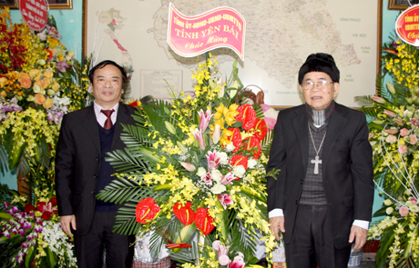 Thay mặt lãnh đạo tỉnh Yên Bái, đồng chí Hoàng Xuân Nguyên đã tặng hoa chúc mừng Tòa Giám mục Giáo phận Hưng Hóa nhân dịp Noel 2017.