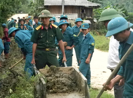 Lực lượng vũ trang huyện Trạm Tấu tham gia tu sửa đường giao thông nông thôn.