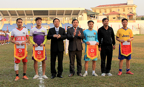 Đồng chí Nguyễn Văn Khánh - Phó Chủ tịch UBND tỉnh, Chủ tịch Liên đoàn Bóng đá tỉnh (thứ 3, từ trái sang) cùng Ban tổ chức trao cờ lưu niệm cho các đội tham gia Giải.
