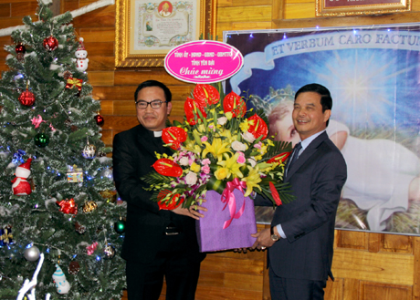 Thay mặt lãnh đạo tỉnh, Phó Chủ tịch UBND tỉnh Dương Văn Tiến tặng hoa chúc mừng Linh mục Giuse Nguyễn Văn Thịnh - Phó xứ đặc trách giáo xứ Mông Sơn. 
