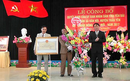 Đồng chí Phó Chủ tịch UBND tỉnh Nguyễn Văn Khánh trao Bằng công nhận đạt chuẩn nông thôn mới cho xã Vân Hội, huyện Trấn Yên.
