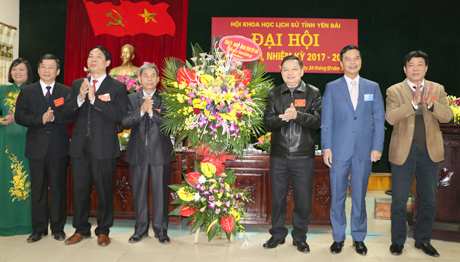 Các đồng chí lãnh đạo Tỉnh ủy - HĐND - UBND tỉnh tặng lẵng hoa tươi thắm chúc mừng Đại hội.