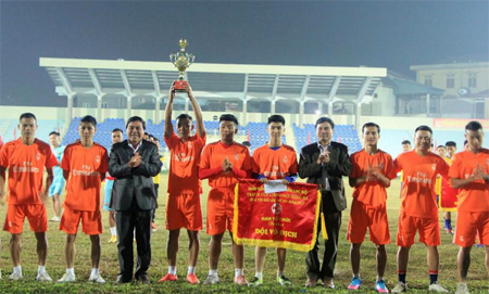 Ban tổ chức trao cúp cờ lưu niệm cho đội đoạt chức vô địch thành phố Yên Bái.