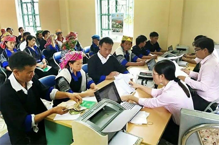 Hộ nghèo ở huyện Mù Cang Chải đến vay vốn Ngân hàng Chính sách xã hội để phát triển kinh tế.