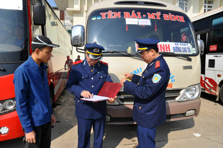 Lực lượng thanh tra giao thông kiểm tra các phương tiện chở khách tại Bến xe khách Yên Bái.