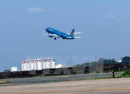 Máy bay cất cánh từ sân bay Tân Sơn Nhất.