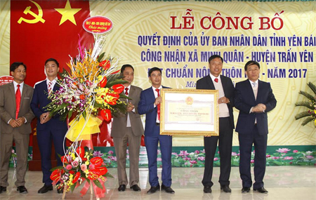 Đồng chí Nguyễn Văn Khánh - Phó Chủ tịch UBND tỉnh trao Bằng công nhận đạt chuẩn nông thôn mới cho xã Minh Quân, huyện Trấn Yên.