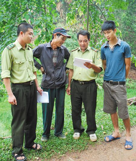 Cán bộ Hạt Kiểm lâm huyện Trấn Yên hướng dân nhân dân xã Việt Thành PCCCR trong mùa khô.