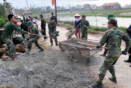 Chiến sỹ Trung đoàn 841 giúp dân làm đường giao thông.