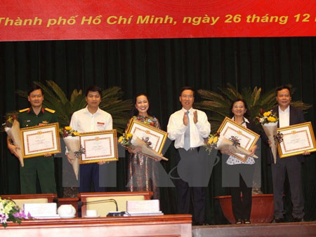 Đồng chí Võ Văn Thưởng, Ủy viên Bộ Chính trị, Bí thư Trung ương Đảng, Trưởng Ban Tuyên giáo Trung ương trao bằng khen cho các tập thể đạt thành tích trong năm 2017.