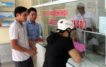 Cán bộ Trung tâm Y tế huyện Lục Yên đón tiếp người bệnh.