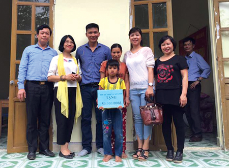 Mẹ con chị Nguyễn Thị Tuyến trong niềm vui được nhận ngôi nhà mới.