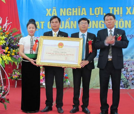 Đồng chí Nguyễn Văn Khánh - Phó Chủ tịch UBND tỉnh trao Bằng công nhận xã đạt chuẩn nông thôn mới cho Đảng bộ, chính quyền, nhân dân xã Nghĩa Lợi.