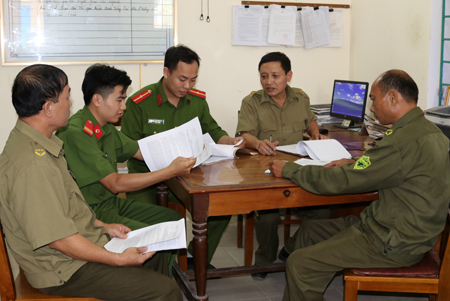 Công an huyện Lục Yên trao đổi với Ban Công an thị trấn Yên Thế nắm bắt tình hình cơ sở.