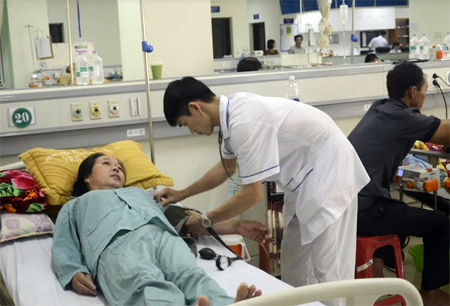 Kiểm tra sức khỏe bệnh nhân tại Bệnh viện Đa khoa tỉnh Yên Bái.