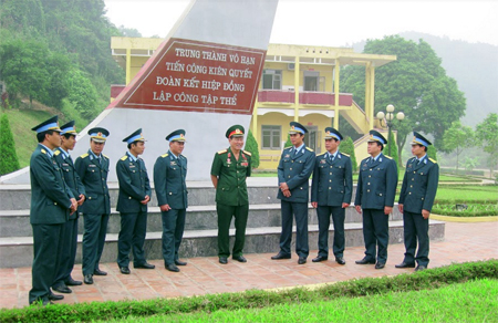 Trung tướng Phạm Tuân đến thăm và trò chuyện cùng cán bộ, chiến sỹ Tiểu đoàn Căn cứ Sân bay Yên Bái.