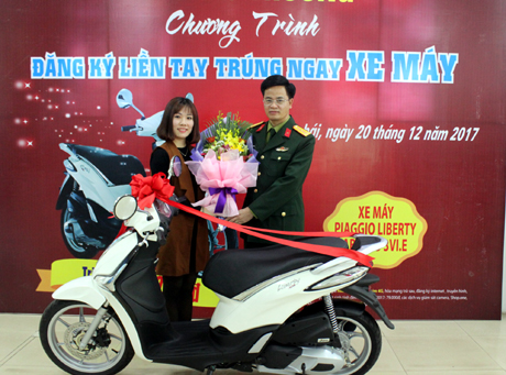 Ông Vũ Xuân Hoàn - Giám đốc Viettel Yên Bái trao xe máy cho khách hàng trúng thưởng.
