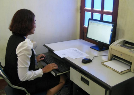 Hiện nay, bình quân cứ 2,2 cán bộ, công chức có 1 máy tính. (Ảnh: Công chức thị trấn Mậu A, huyện Văn Yên sử dụng máy tính phục vụ công tác chuyên môn).
