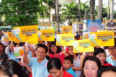 Đông đảo người dân tham gia lễ Mít tinh hưởng ứng Tháng hành động quốc gia phòng, chống HIV/AIDS và Ngày Thế giới phòng chống AIDS năm 2018.