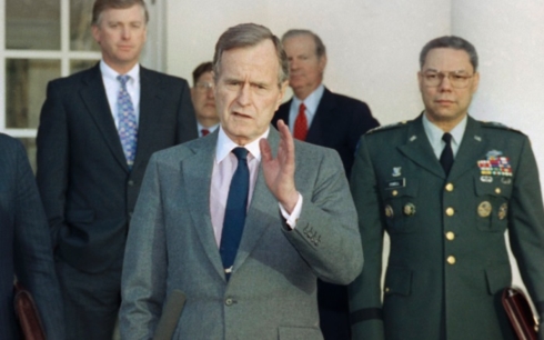 Tổng thống George H.W. Bush (giữa) sau cuộc họp với các cố vấn quân sự vào ngày 11/2/1991