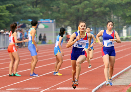 VĐV Quách Thị Lan (đoàn Thanh Hóa) cùng đồng đội thi đấu xuất sắc khi phá kỷ lục Đại hội ở nội dung chạy tiếp sức cự ly 4x400 m nữ.