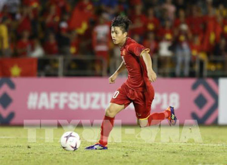 Phan Văn Đức đánh đầu nâng tỉ số cho Đội tuyển Việt Nam lên 2-1 vào đầu hiệp 2.