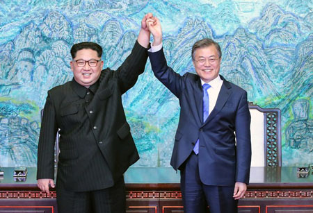 Tổng thống Hàn Quốc Moon Jae-in và nhà lãnh đạo Triều Tiên Kim Jong-un tại cuộc gặp thượng đỉnh liên Triều.