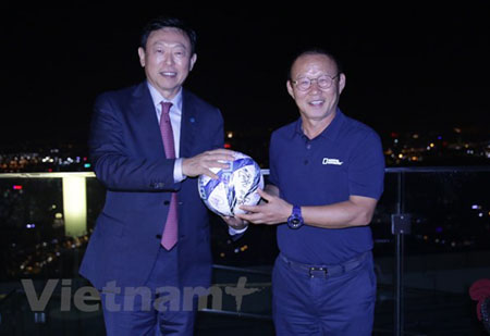Chủ tịch Tập đoàn Lotte đã có cuộc gặp mặt bất ngờ với huấn luyện viên Park Hang Seo.
