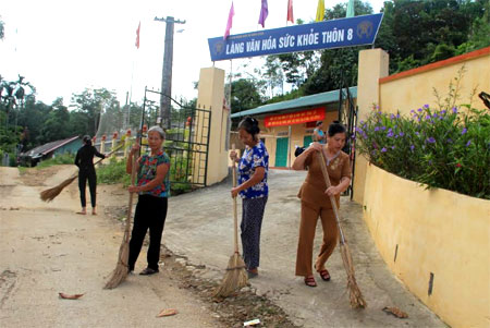 Buổi ra quân vệ sinh môi trường của Chi hội Phụ nữ thôn 8, xã Minh Quán, huyện Trấn Yên.