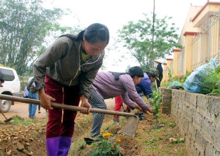 Người dân xã Cường Thịnh tích cực dọp dẹp vệ sinh, trồng hoa cây cảnh tạo cảnh quan môi trường xanh - sạch - đẹp.