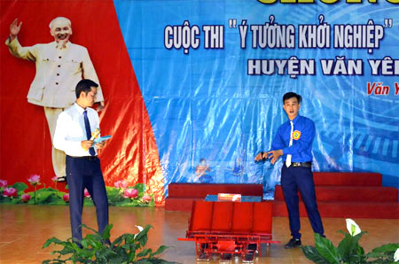 Thí sinh Nguyễn Văn Huỳnh, xã An Thịnh trình bày ý tưởng của Dự án “Sản xuất và thương mại máy cấy lúa không động cơ”.