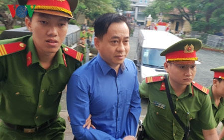 Bị cáo Phan Văn Anh Vũ được dẫn giải đến tòa.