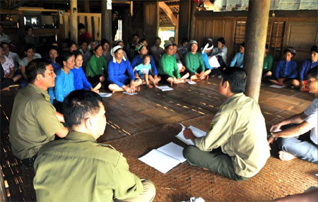Công an xã Minh Tiến, huyện Lục Yên tuyên truyền pháp luật cho người dân.