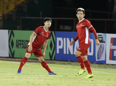 Các cầu thủ đội tuyển Việt Nam tập làm quen trên sân Panaad.