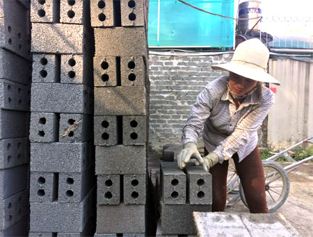 Sản phẩm gạch không nung của chị Nguyễn Thị Thanh có mẫu mã đẹp và chất lượng tốt.