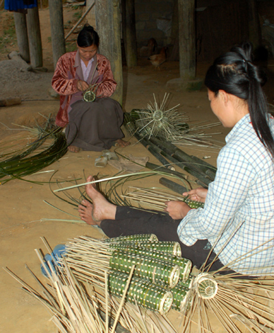 Người dân xã Xuân Lai duy trì nghề đan rọ tôm để nâng cao thu nhập.